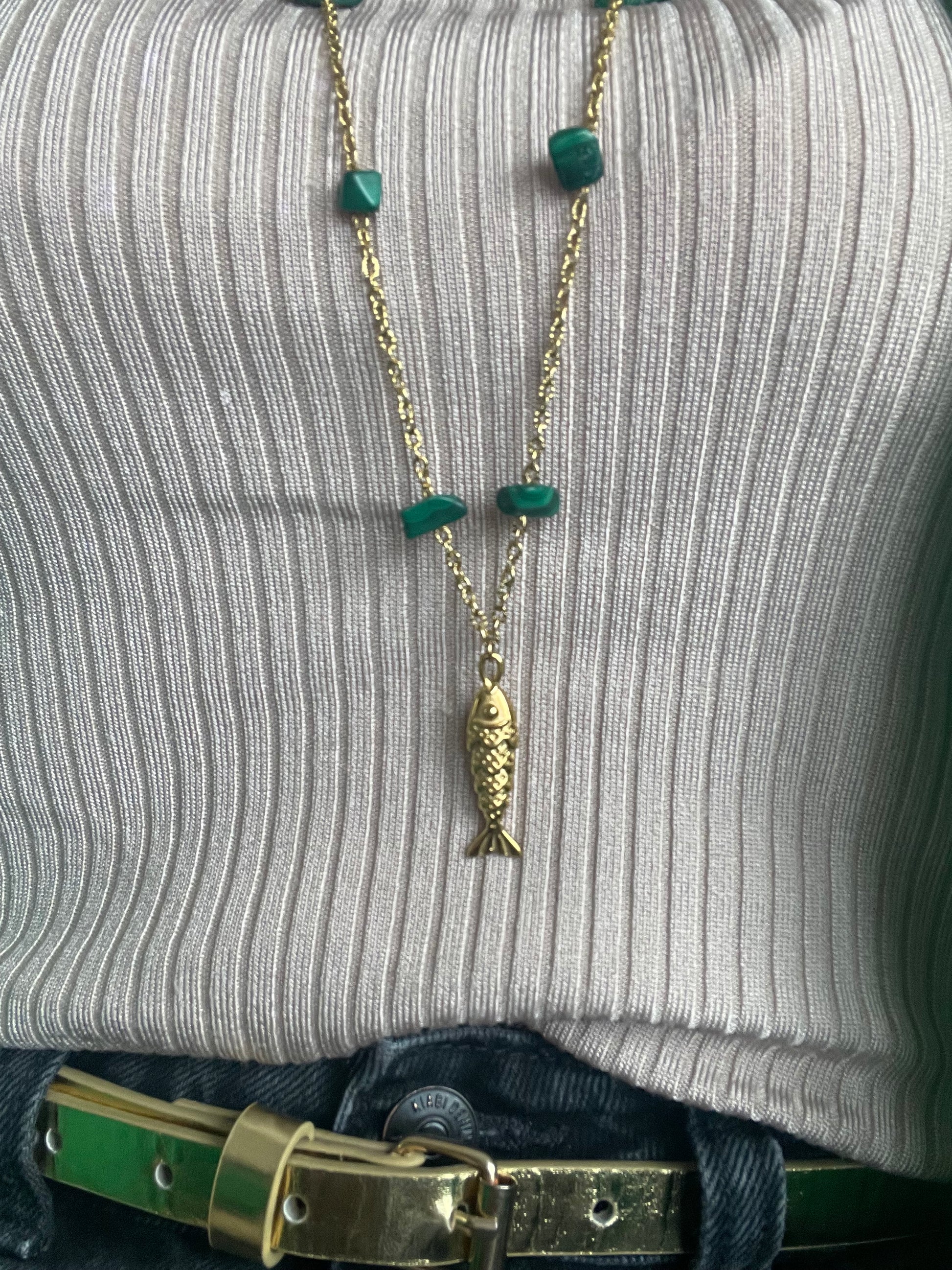 Détail zoom sautoir malachite poisson doré