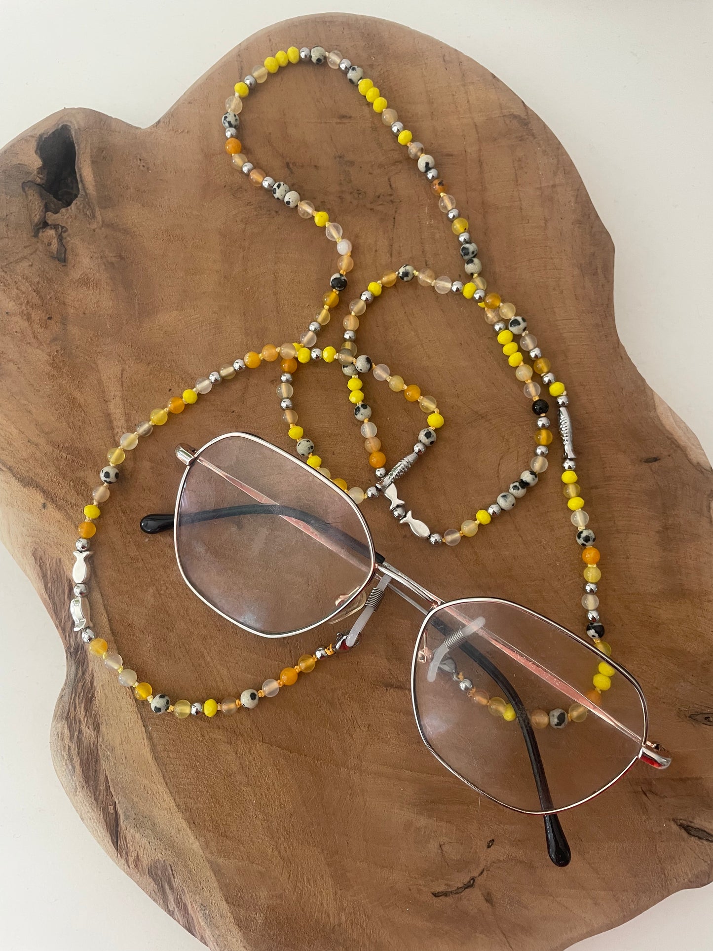 Version chaîne lunettes porté collier 2 en 1 sautoir Jacqueline tons jaunes sur lunettes de vue fait main