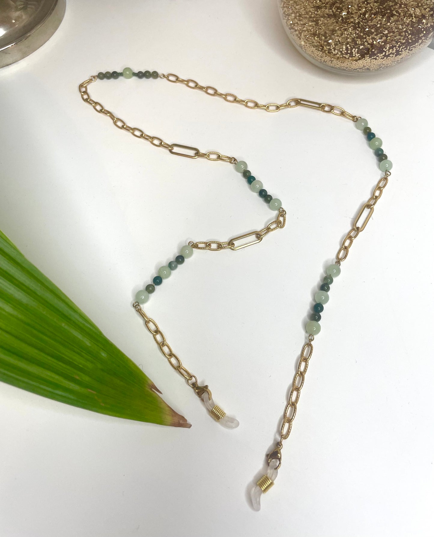 Chaîne lunettes doré et perles naturelles