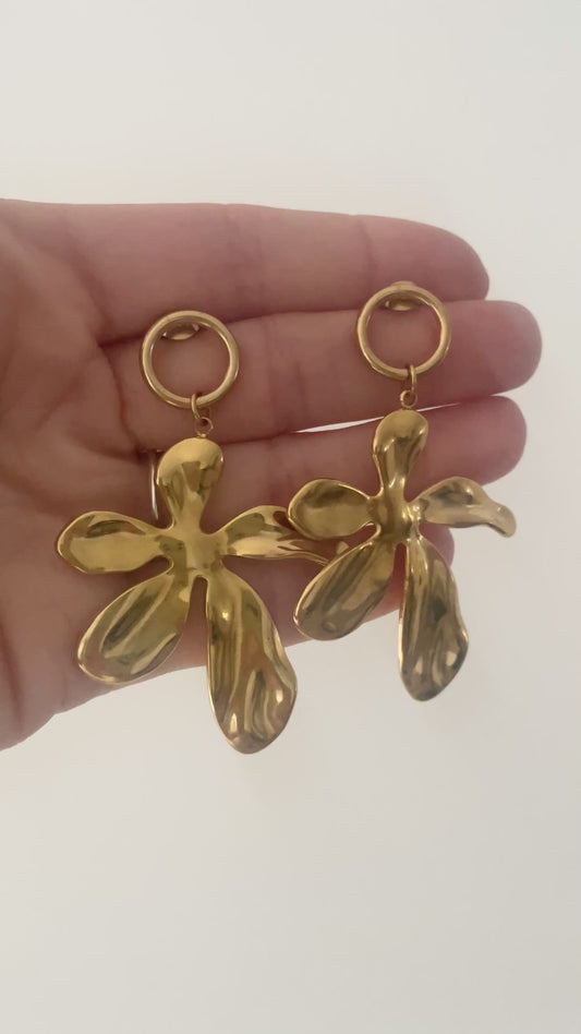 Boucles d’oreilles gros pendentif fleur dorées