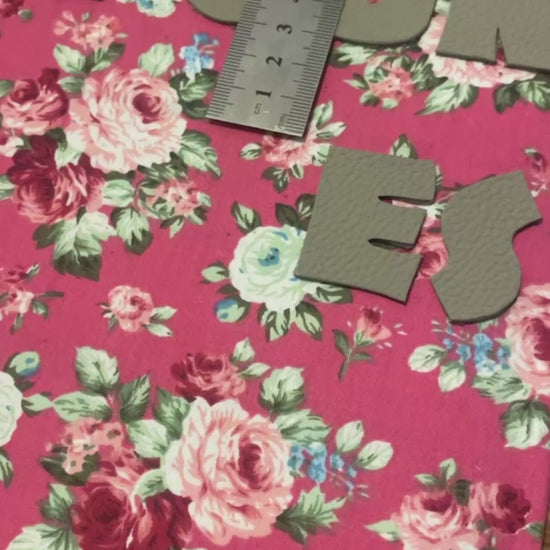 vidéo collage lettre cuir vert amande sur tissu pour cadre