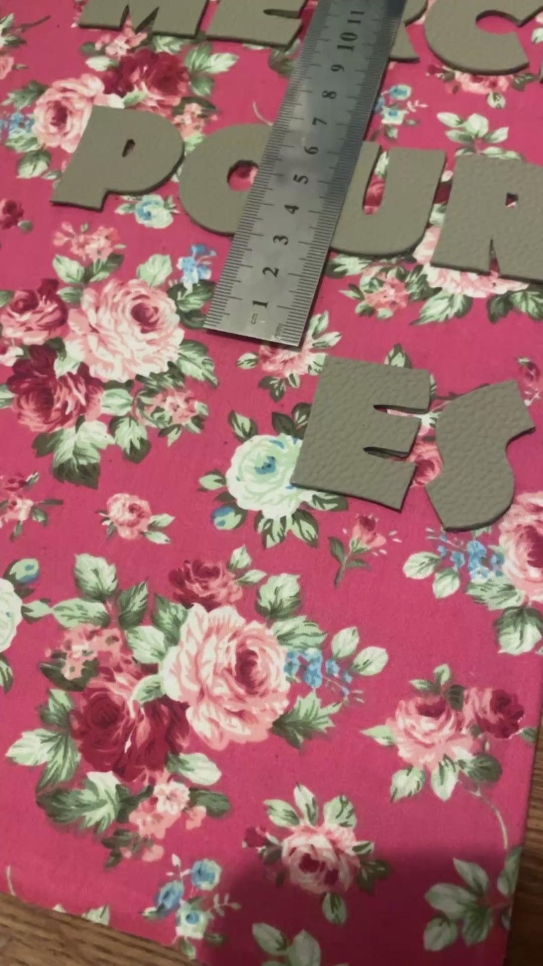 vidéo collage lettre cuir vert amande sur tissu pour cadre