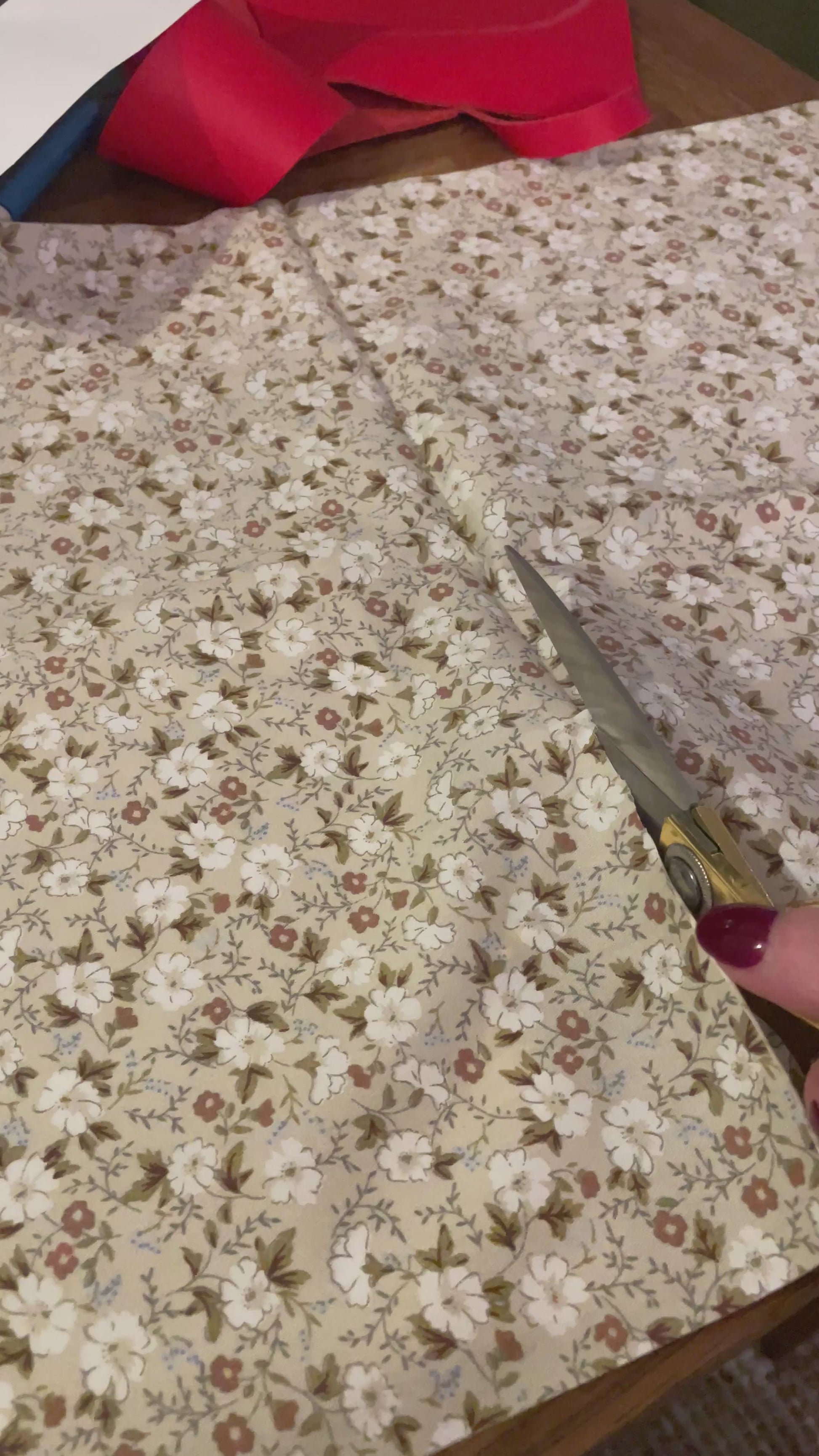Vidéo découpe tissu liberty cadre LOVE