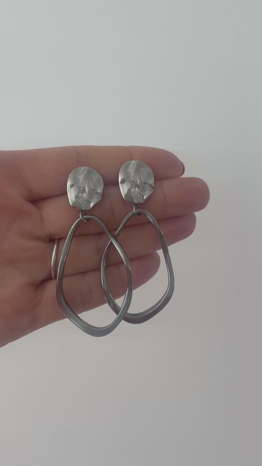 Boucles d’oreilles martelées et gros pendentif ovale déstructuré argent