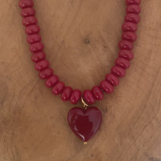 Vidéo collier perles verre bordeaux et pendentif coeur pour détails