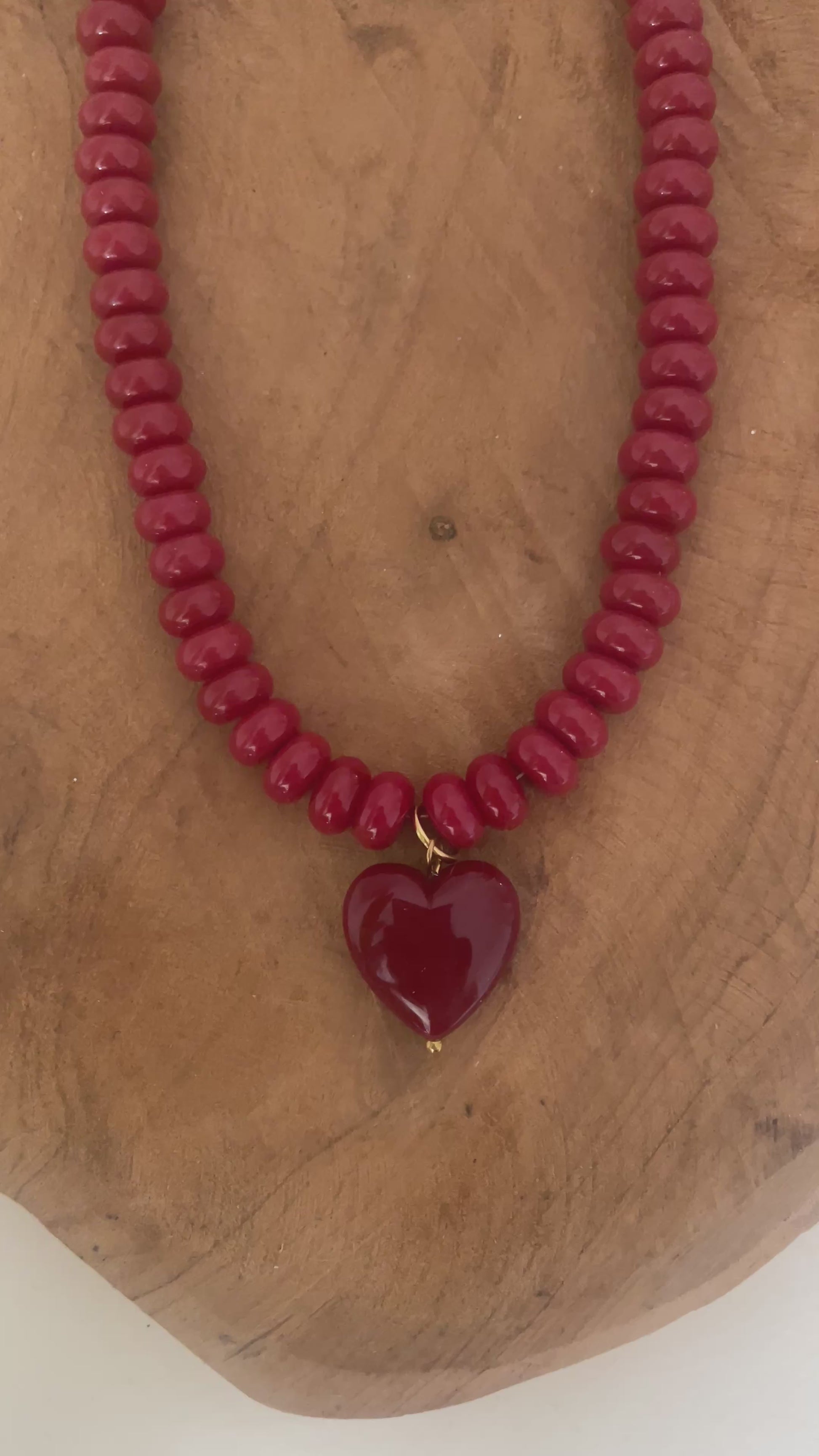 Vidéo collier perles verre bordeaux et pendentif coeur pour détails