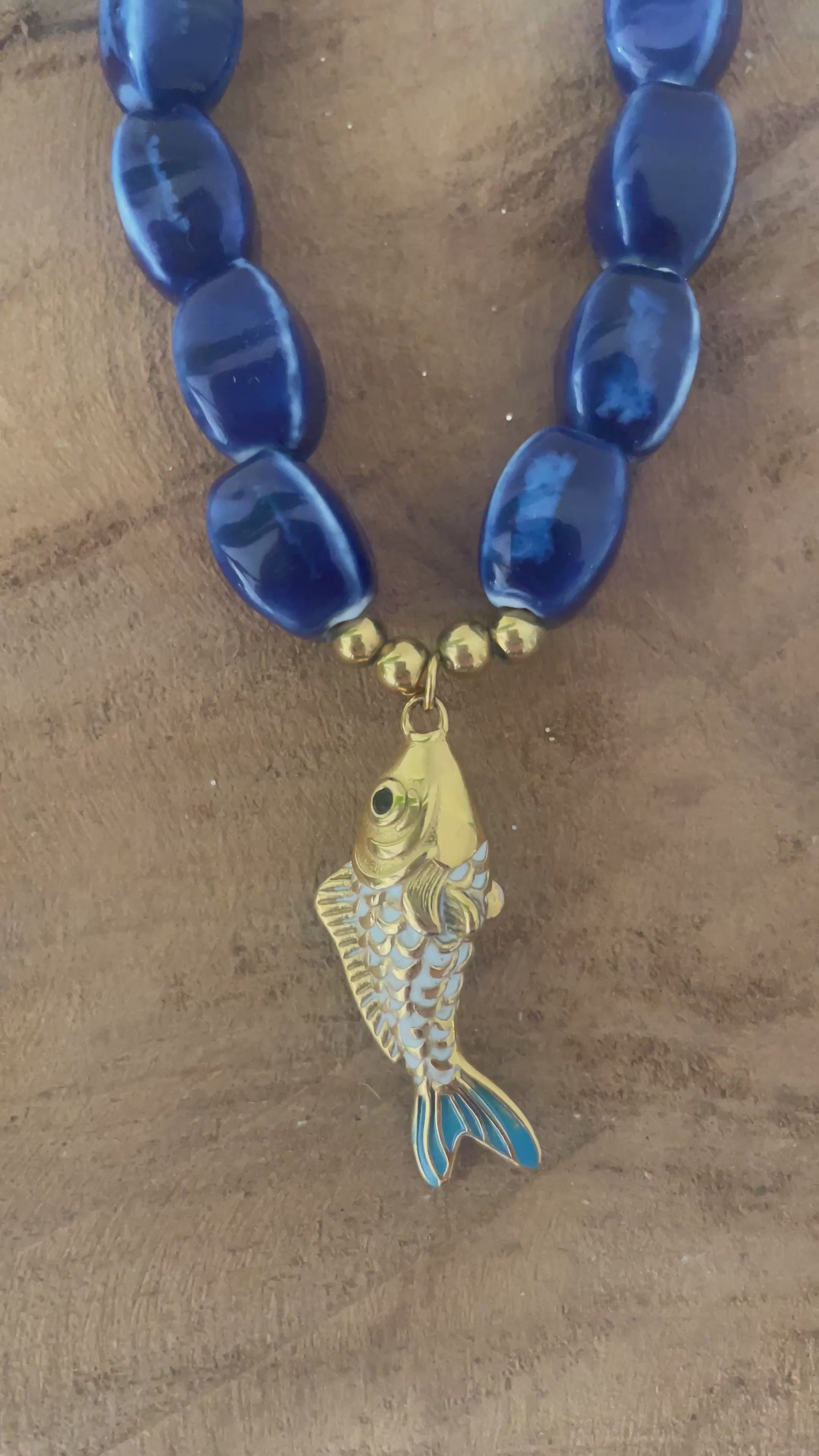 vidéo des 3 colliers présentation céramique turquoise et bleu, eau douce ivoire et doré et quarte rose framboise et doré artisanat français