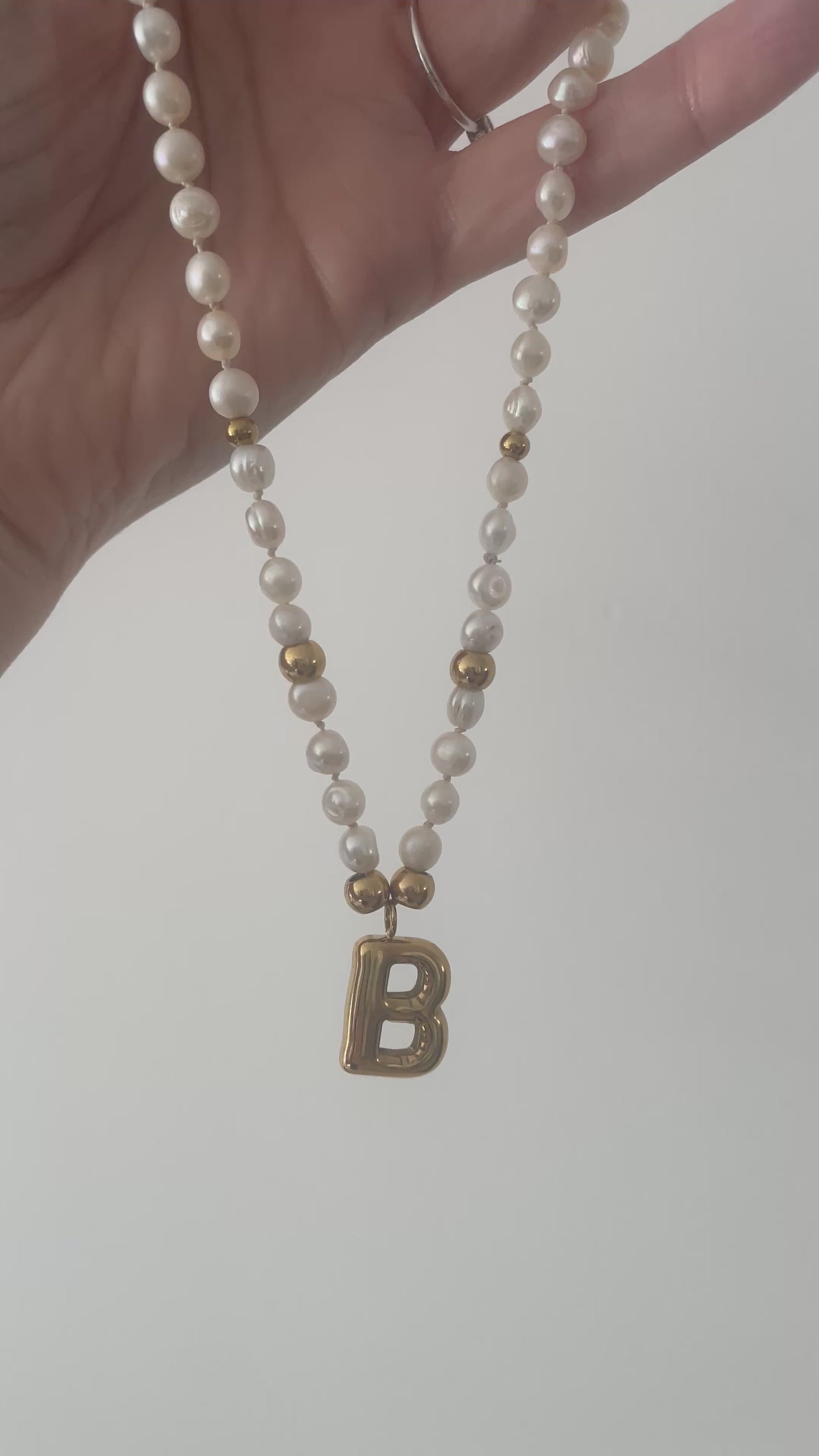 vidéo collier perles eau douce ivoire et acier inoydable doré fait main