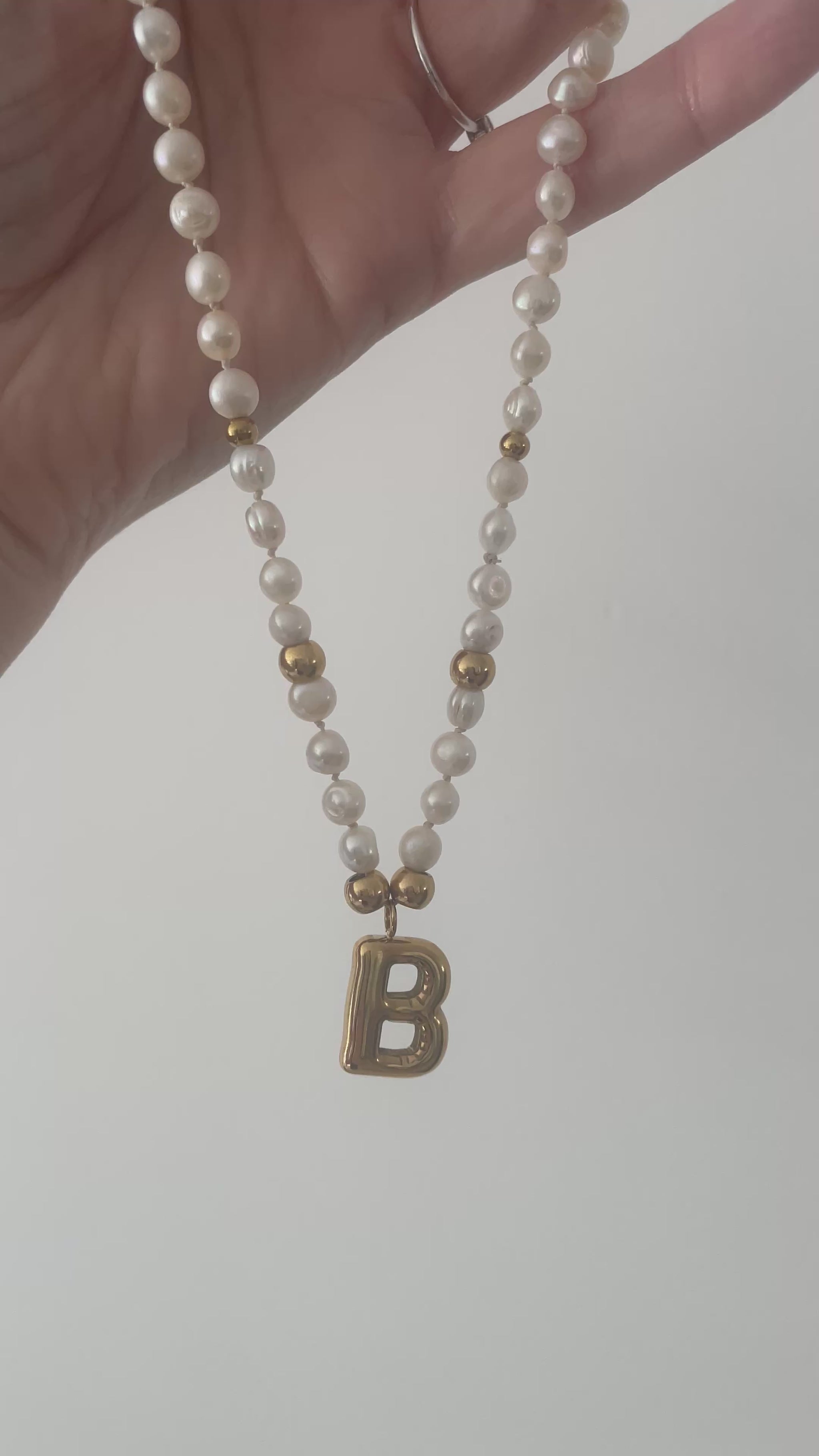 vidéo collier perles eau douce ivoire et acier inoydable doré fait main