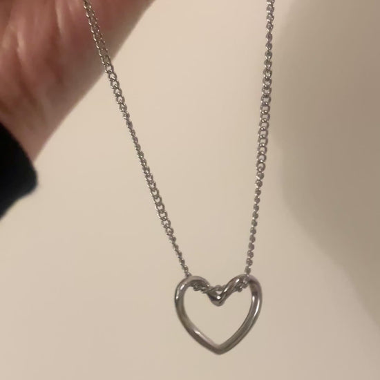 vidéo ras de cou argent pendentif coeur ajouré minimaliste