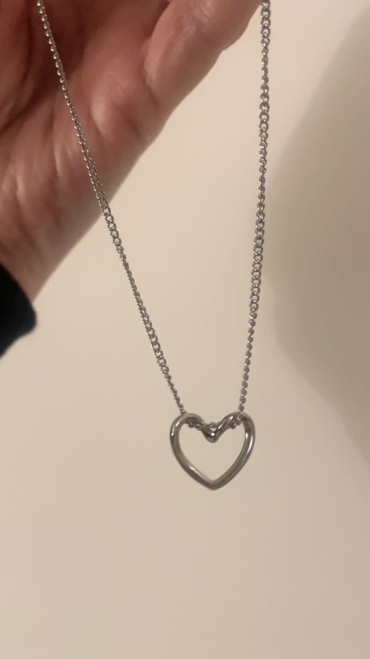 vidéo ras de cou argent pendentif coeur ajouré minimaliste
