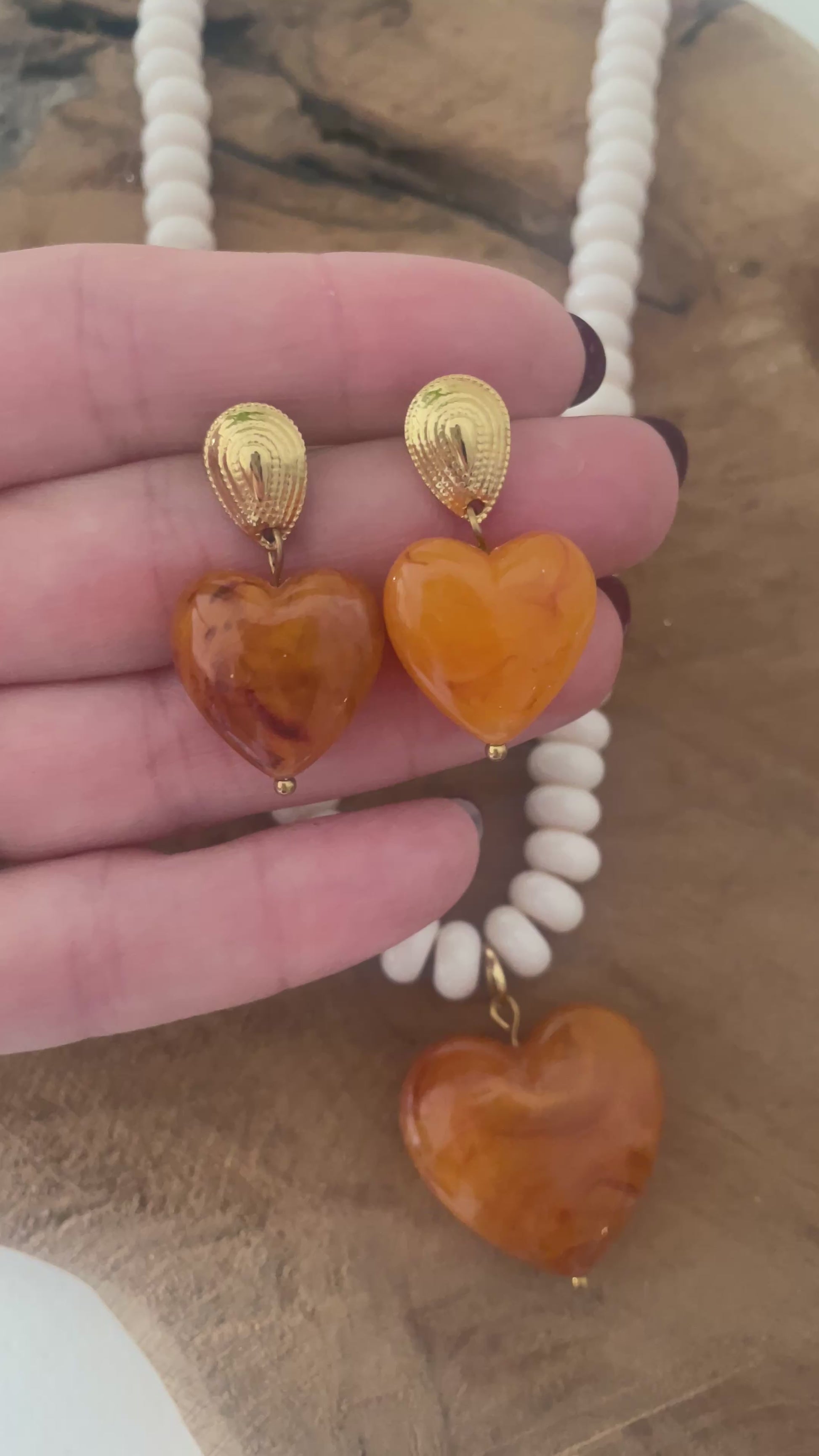 vidéo présentation des boucles assories au collier perles de verre ivoire et orange coeur fait main