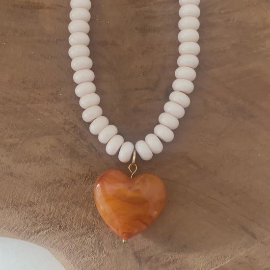 vidéo collier tendance bohème ivoire et orange ambré coeur