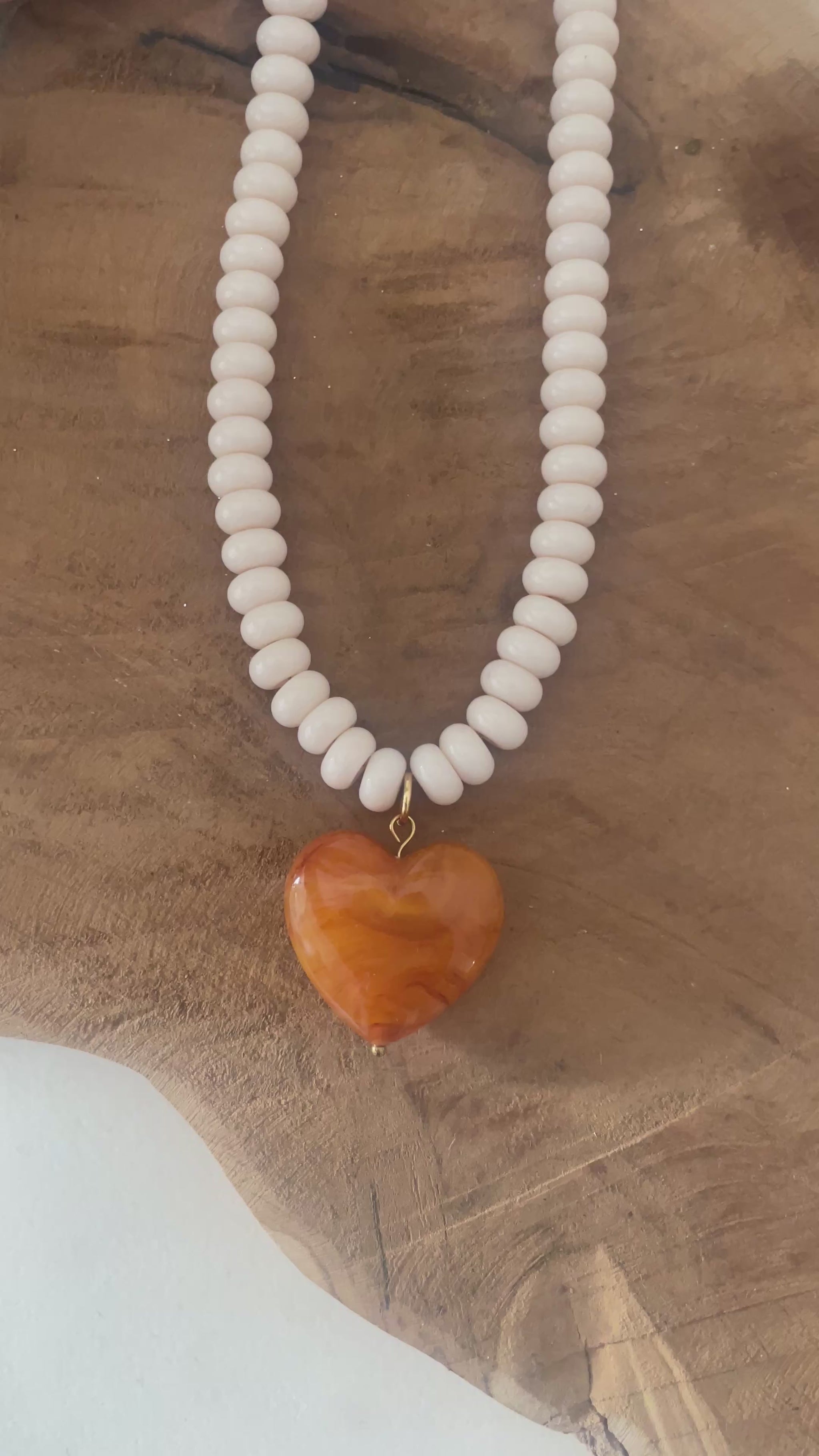 vidéo collier tendance bohème ivoire et orange ambré coeur