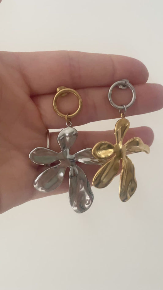 Boucles d’oreilles fleurs dorées et argentées