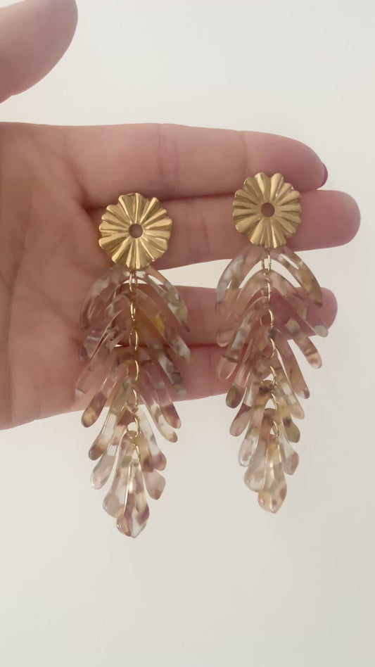 Boucles d’oreilles pendantes feuilles beige et doré tendance 2026