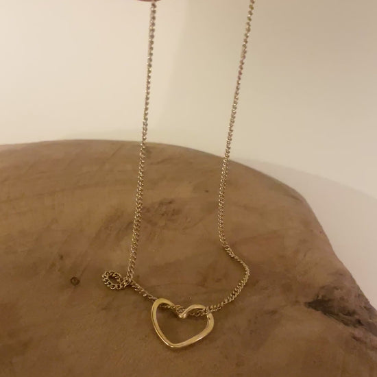 vidéo ras de cou doré coeur ouvert