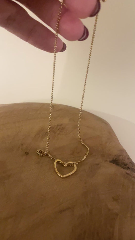 vidéo ras de cou doré coeur ouvert