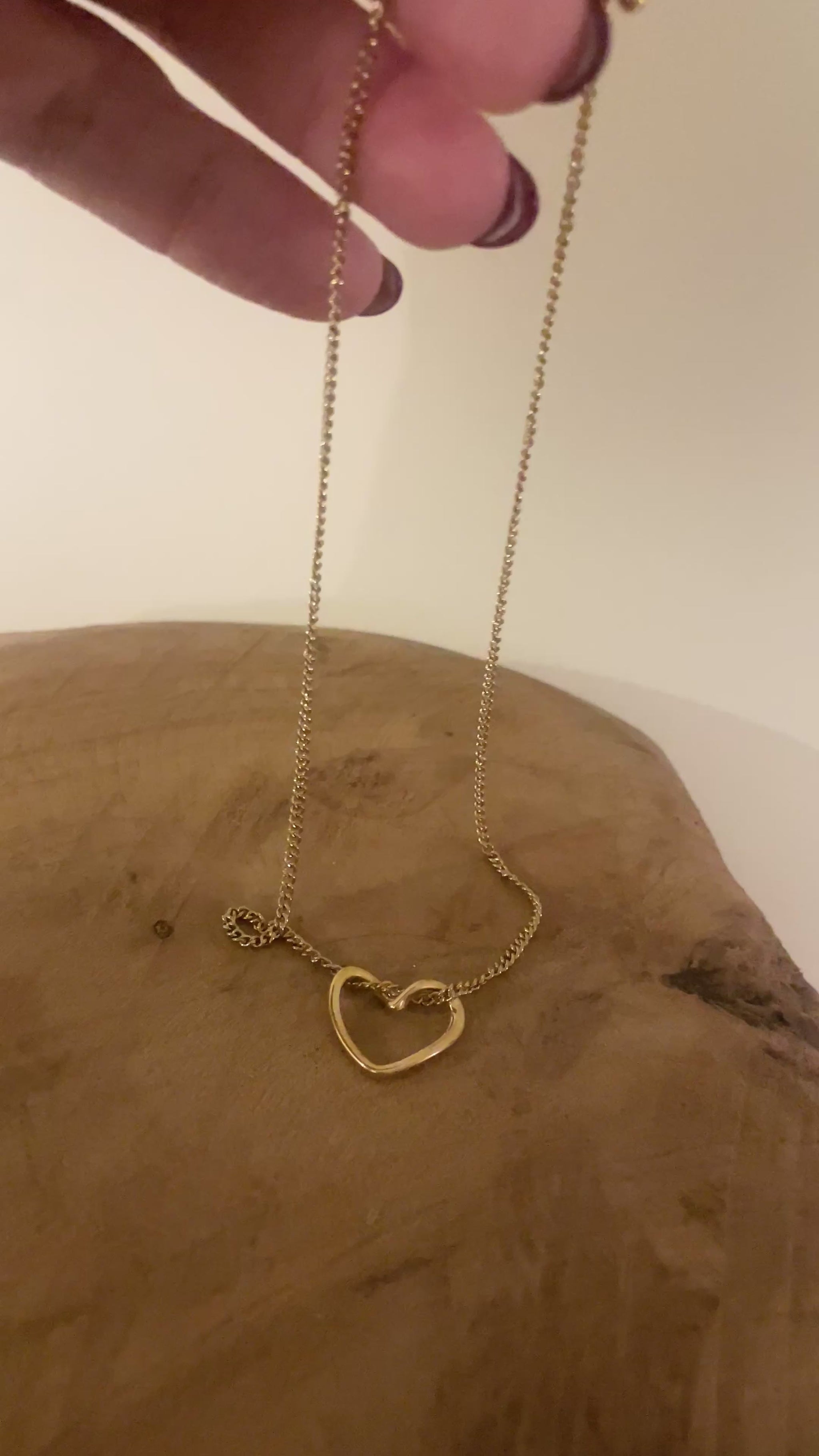 vidéo ras de cou doré coeur ouvert