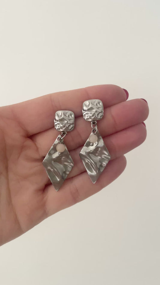 Boucles d’oreilles création unique acier inoxydable martelé et quartz rose