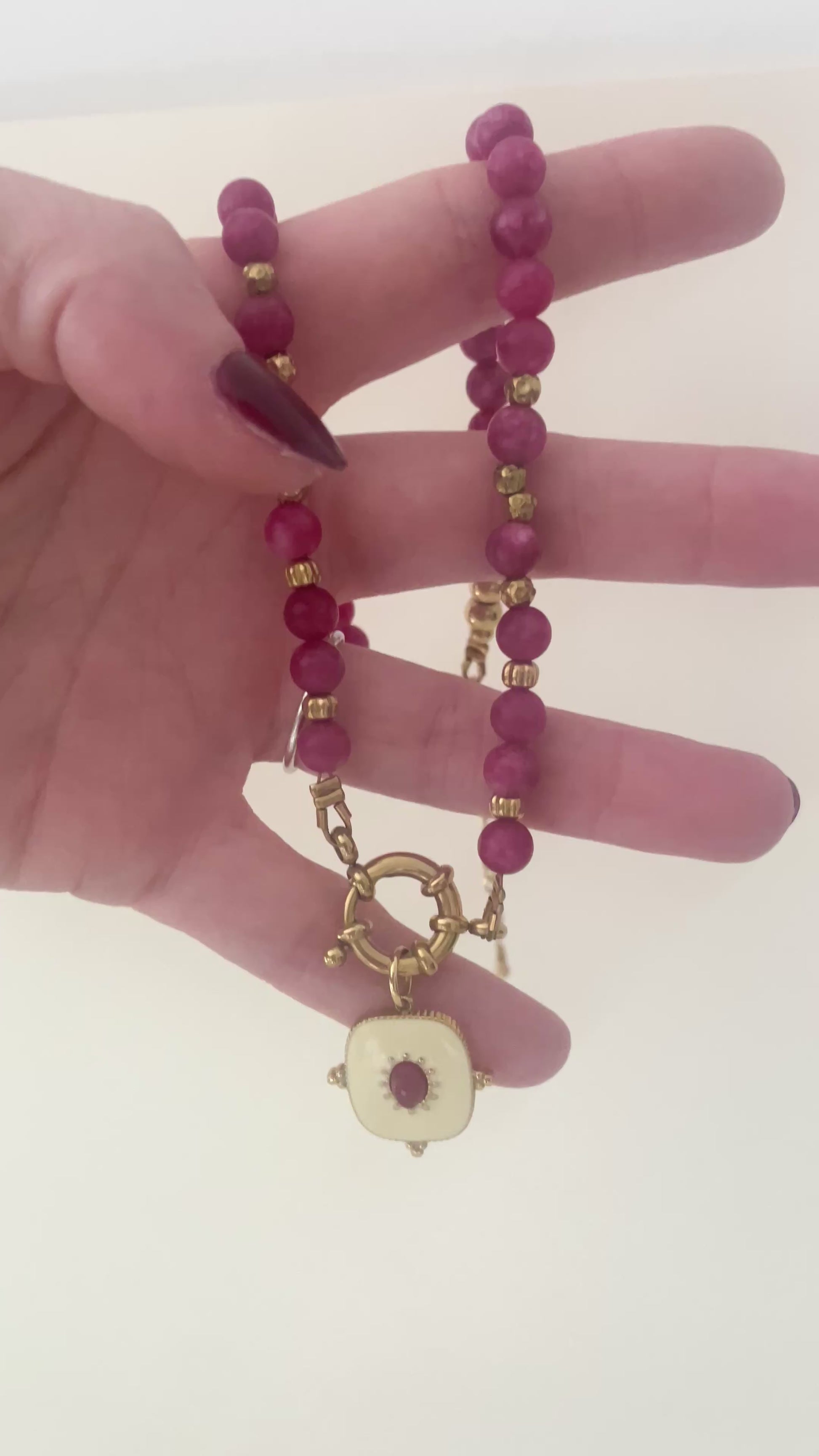 vidéo collier perles naturelles rose framboise et acier inox doré