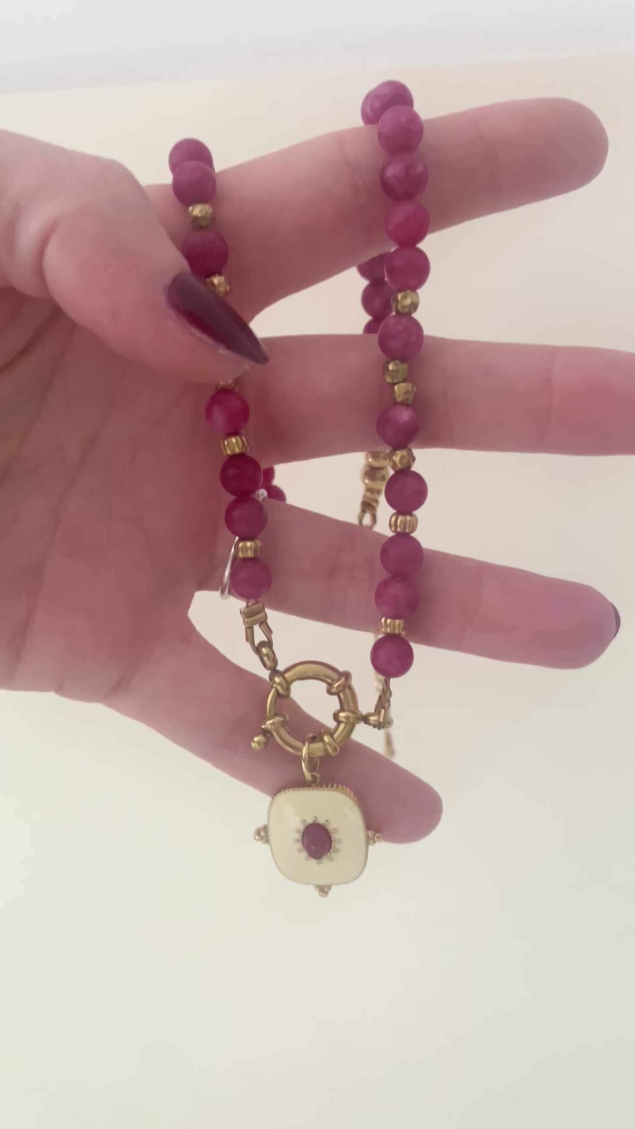 vidéo collier perles naturelles rose framboise et acier inox doré