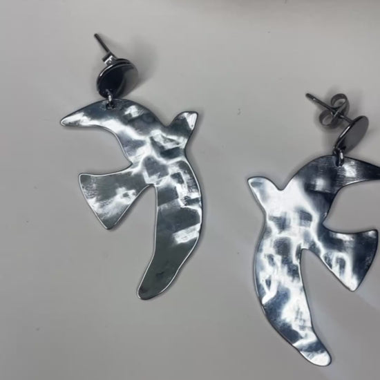 video détail boucles oiseaux argentées martelées