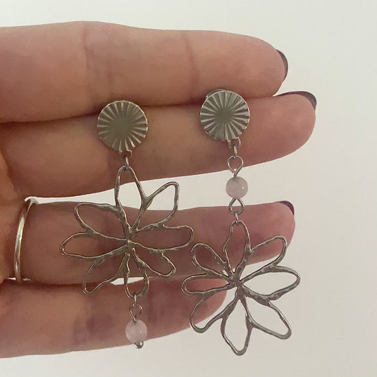 vidéo clous striés argentés boucles fleurs quartz rose