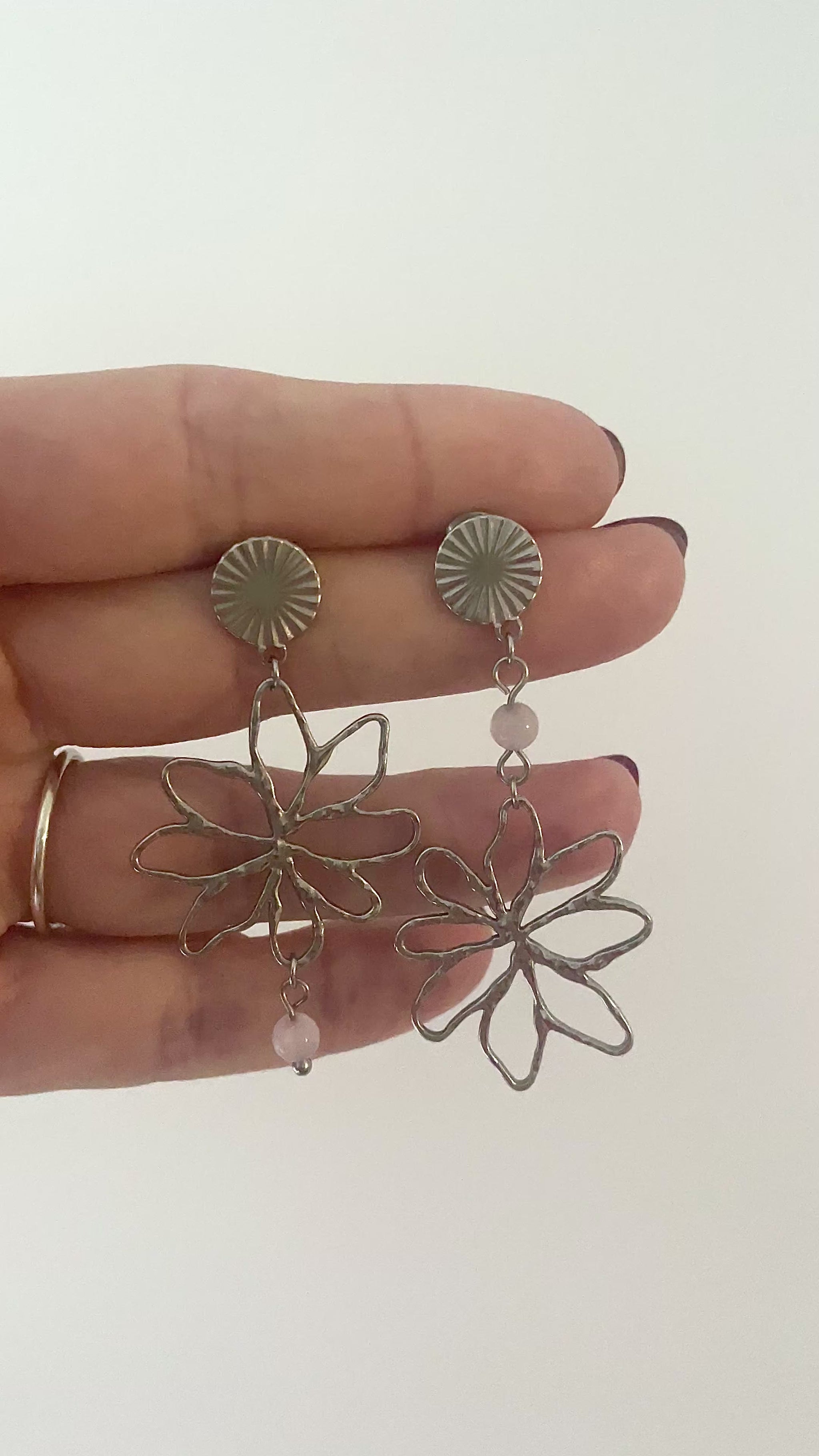 vidéo clous striés argentés boucles fleurs quartz rose