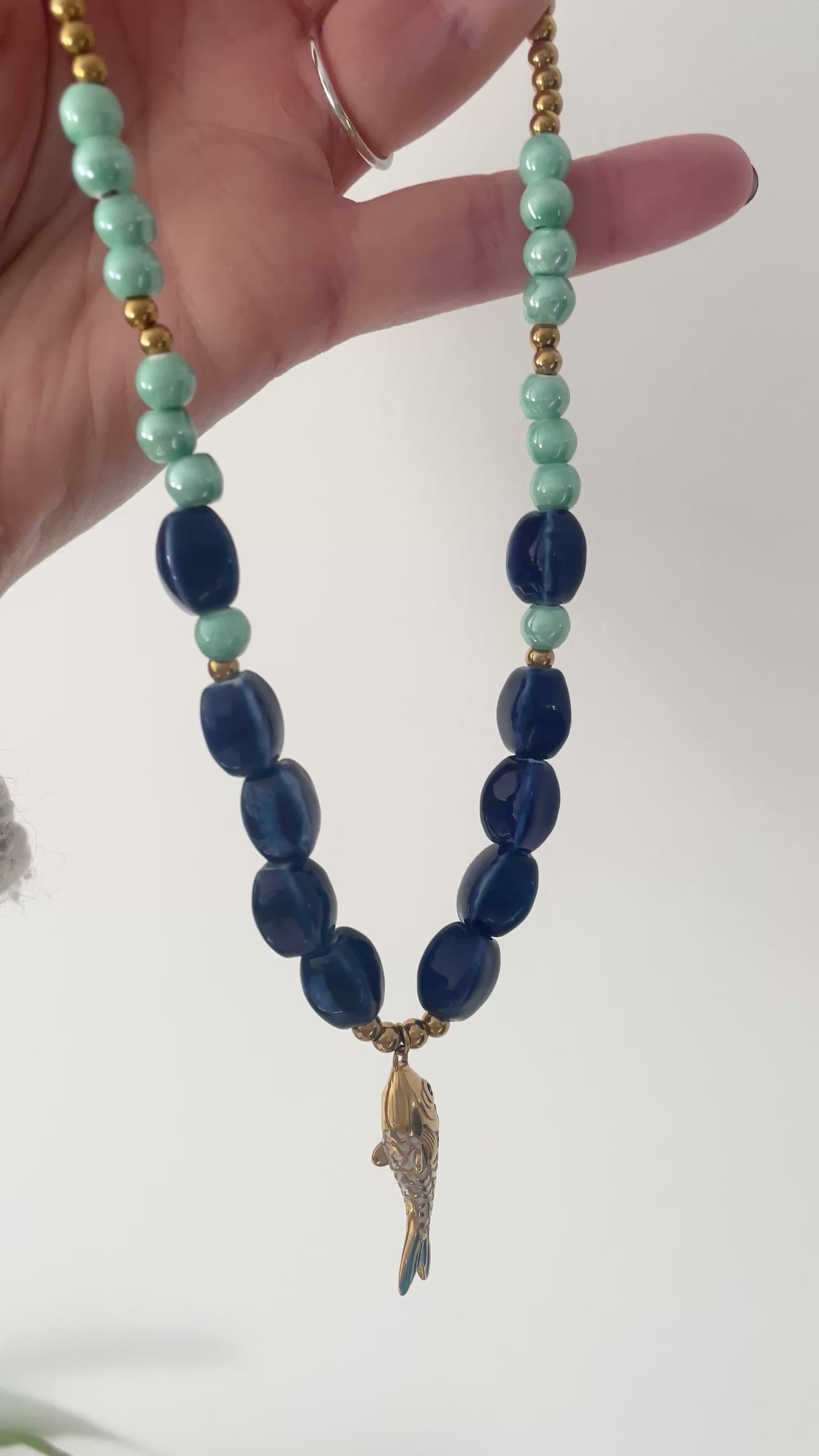 Vidéo collier poisson perles céramiques bleu turquoise doré poisson