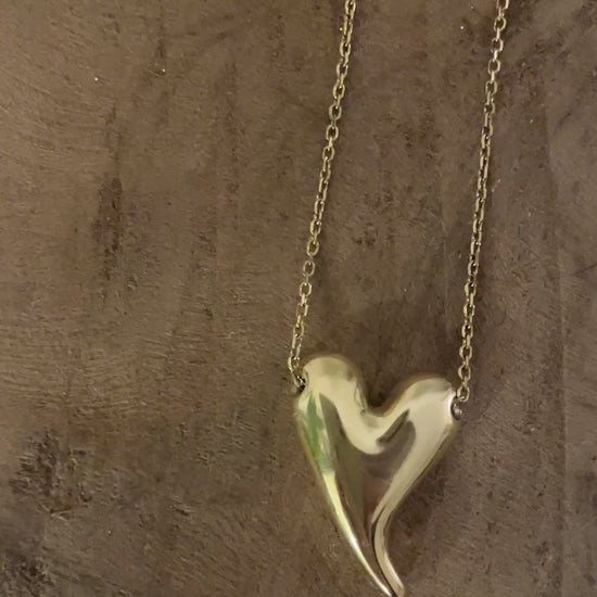 vidéo collier court coeur asymétrique doré