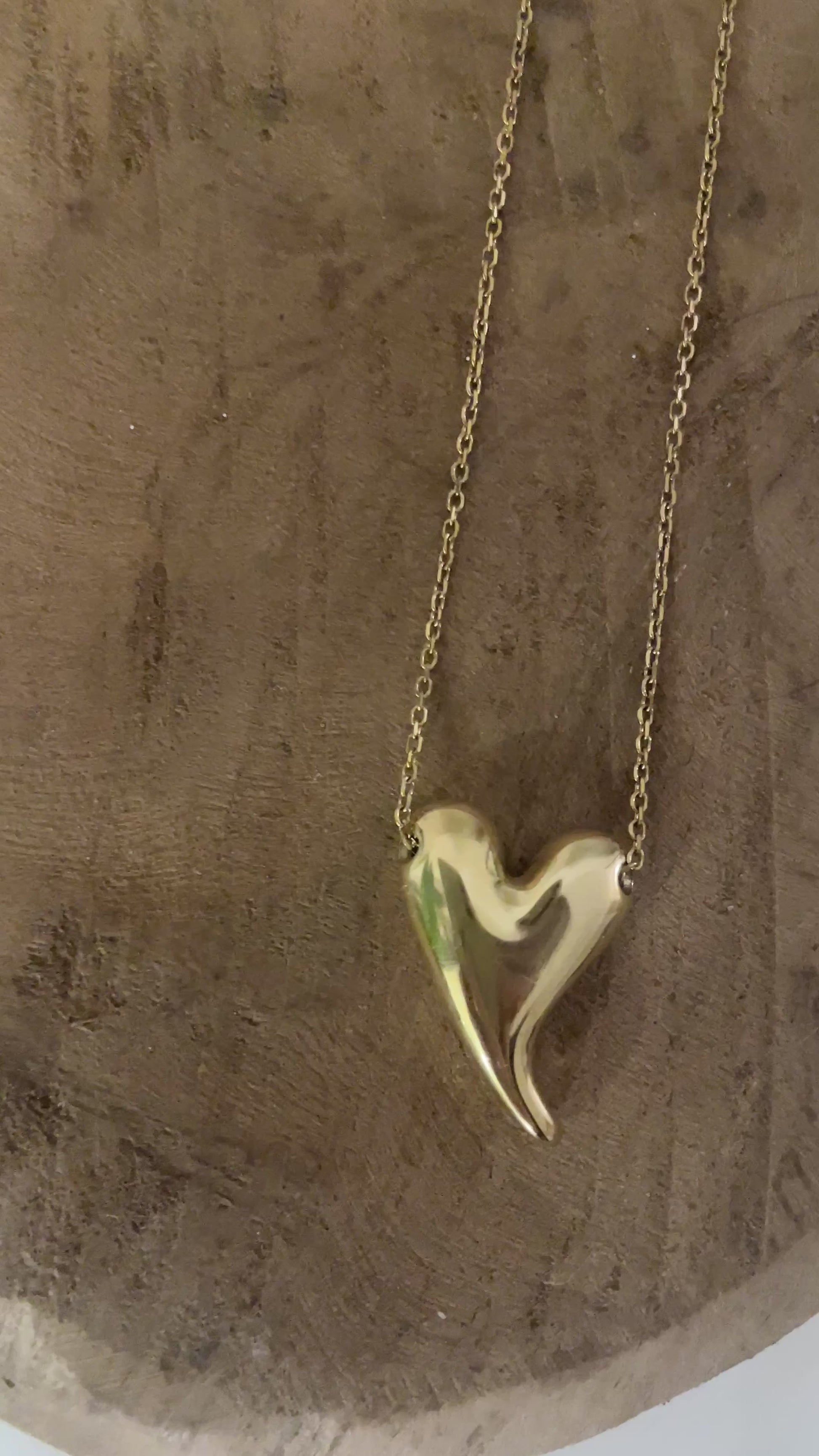 vidéo collier court coeur asymétrique doré