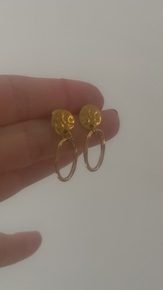 vidéo petite boucles clou martelé doré et pendentifs ovales
